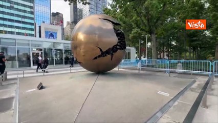 "Sfera con Sfera", la statua di Arnaldo Pomodoro davanti alla sede dell'Onu a New York