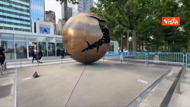 Sfera con Sfera , la statua di Arnaldo Pomodoro davanti alla sede dell'Onu a New York