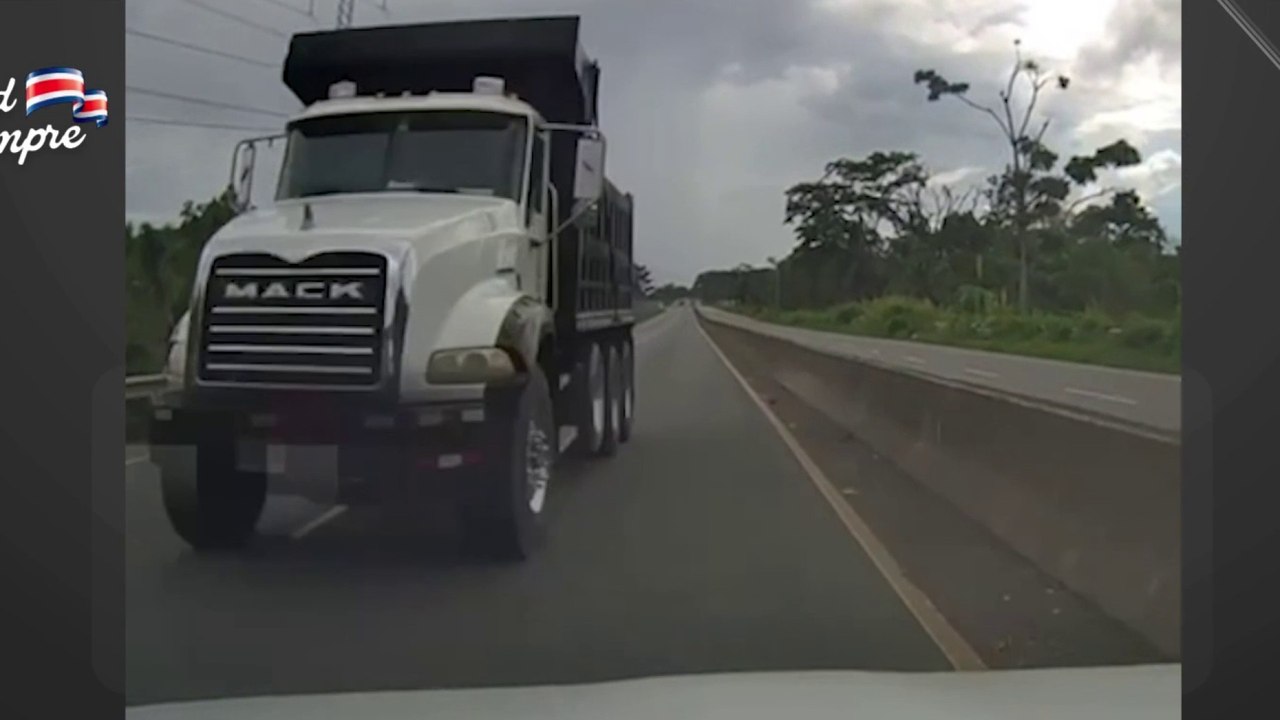 tn7-Con-nervios-de-“acero”--Conductora-esquiva-por-la-mínima-vagoneta-que-venía-de-frente-en-Ruta-32--250925