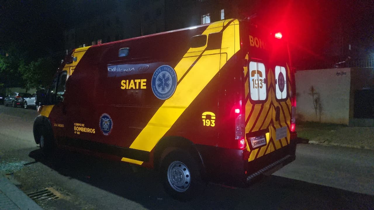 Motociclista de 18 anos fica ferido após acidente na Rua Francisco Bartinik