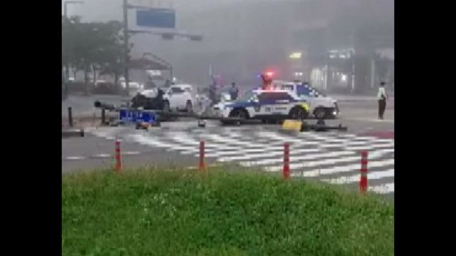 우회전하던 차량이 신호등 들이받아... 음주 운전 / YTN