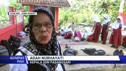 Ruang Kelas Rusak Belum Diperbaiki, Siswa SD di Cianjur Terpaksa Belajar di Halaman Sekolah