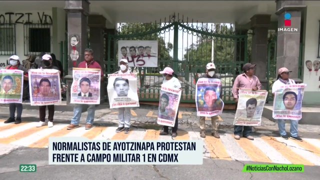 Padres de los 43 normalistas marchan en la CDMX y piden no descartar al Ejército