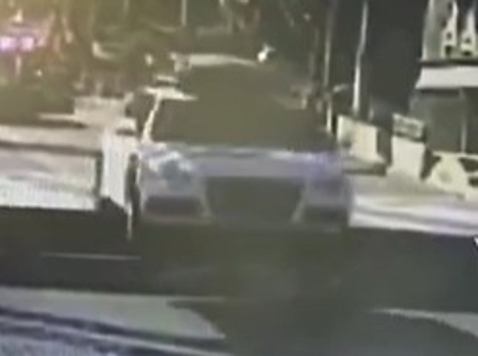 Flucht vor Polizei: Auto springt über Lücke in Zugbrücke