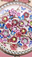 الأزهار تتوهج ببريق الذهب والألماس في مجموعة Flowerlace من فان كليف أند آربلز