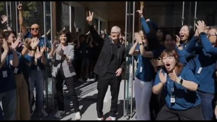 Tim Cook a Tokyo per la riapertura dell'Apple store a Ginza