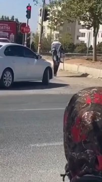 Şanlıurfa’nın Bozova ilçesinde görev yapan bir hastane personeli, sergilediği duyarlı davranışla gönüllere dokundu.