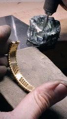 مجوهرات تجسّد الطبيعة الخلابة في مجموعة Fleurs d’Hawaï من فان كليف أند آربلز