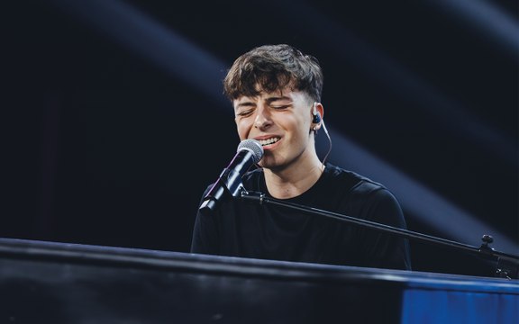 X Factor 2025: Alessandro Tomasi, 16 anni, canta Era già tutto previsto di Cocciante