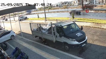 Kaza yapan motosikletlinin araç altında kalmaktan son anda kurtuluşu kamerada