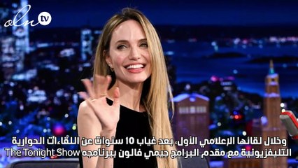 أنجلينا جولي حافية القدمين تعلن رغبتها بأن تصير مديرة جنازات