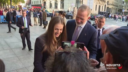 'Selfies' y apretones de mano con los Reyes y Leonor