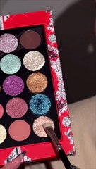 بات ماكغراث تبتكر إطلالة جريئة في عرض Miu Miu ربيع و صيف 2025