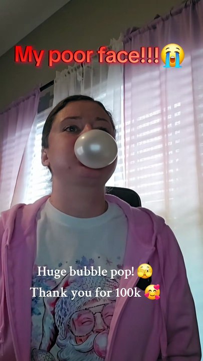 Elle fait des bulles de chewing-gum dans la bulle de chewing-gum