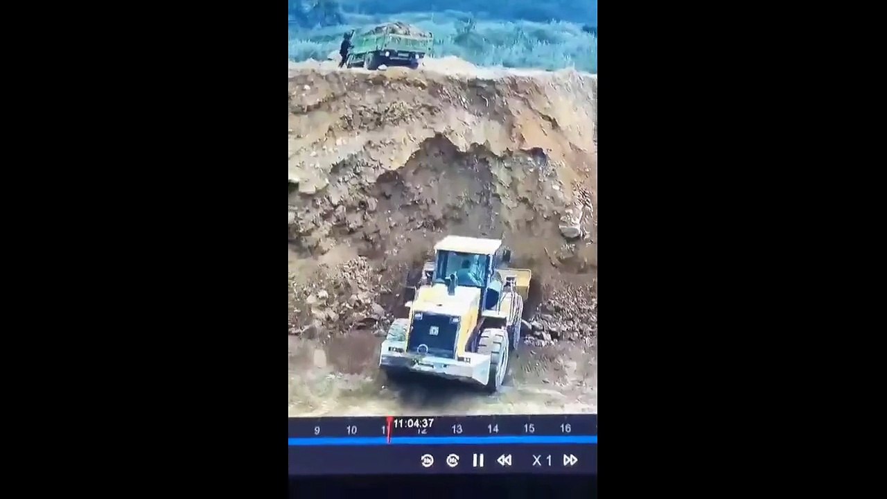 Ce chauffeur de tractopelle fait une mauvaise blague à un collègue