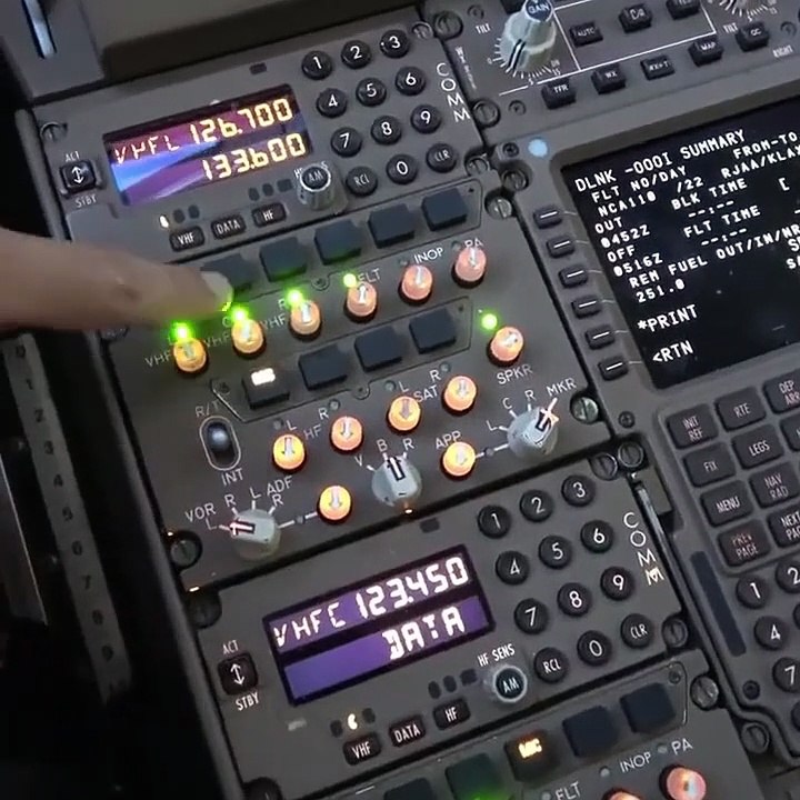 Ce pilote d'avion fait un AirDrop en plein vol avec le collègue d'un autre avion