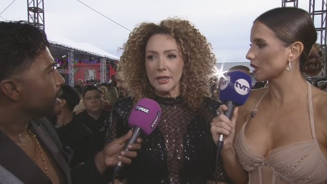 Varios artistas desfilaron en la alfombra azul