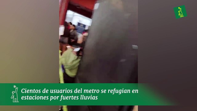 Cientos de usuarios del metro se refugian en estaciones por fuertes lluvias