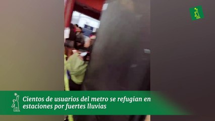 Cientos de usuarios del metro se refugian en estaciones por fuertes lluvias