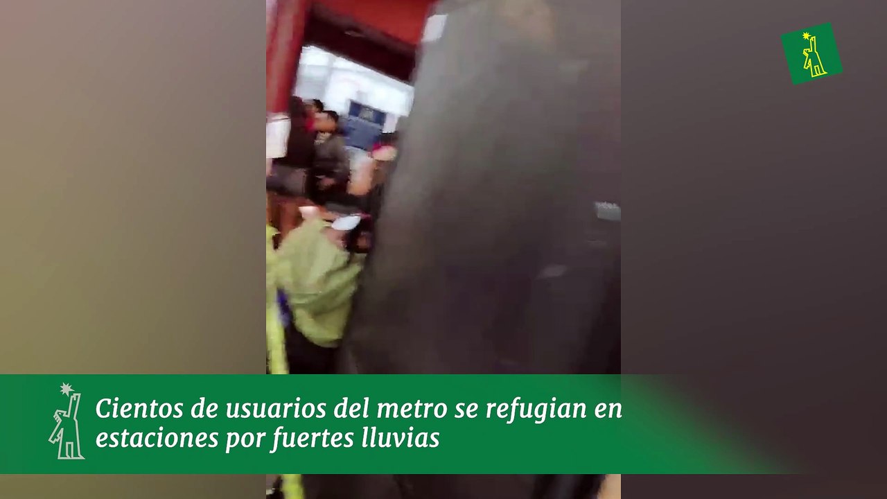 Cientos de usuarios del metro se refugian en estaciones por fuertes lluvias