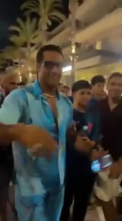فيديو… محمد رمضان يصفع شاباً بالقلم على وجهه والأخير يردّ الصفعة