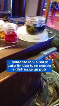 Incidente in via Saffi: auto finisce fuori strada e distrugge un pub