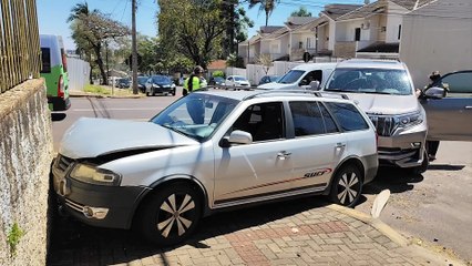 Parati vai parar no muro após colisão com Toyota boliviana