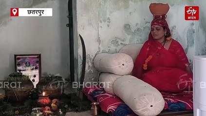 छतरपुर में महिला की अनोखी साधना, सिर पर खप्पर रख काली मंदिर में कर रही तपस्या