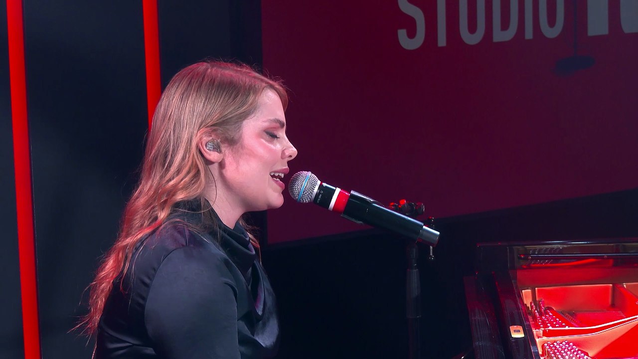 Cœur de Pirate chante "Cavale"