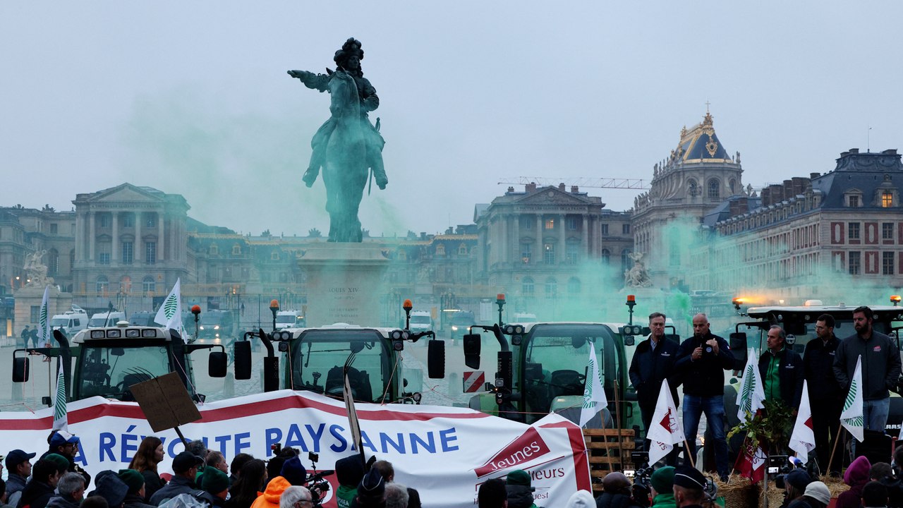 Des agriculteurs manifestent contre le Mercosur devant le château de Versailles