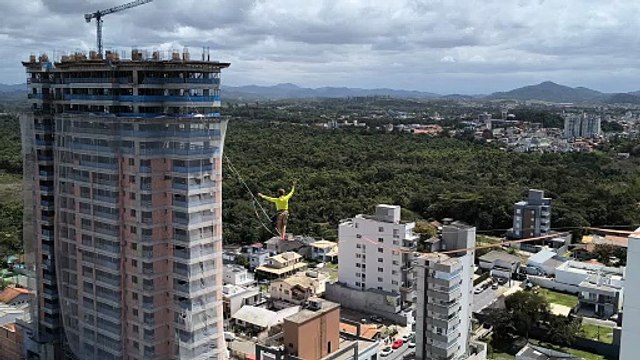 Teria coragem? Imagens mostram travessia a 66,5 metros de altura com slackline em SC
