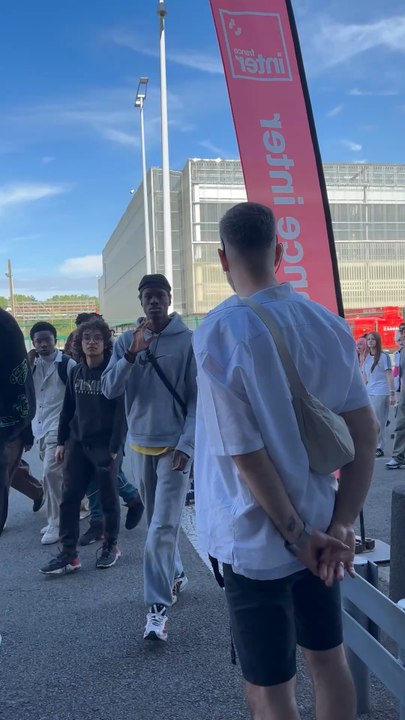 Quand tu te retrouves {tu ne sais trop comment} à ambiancer les gens qui arrivent à la Japan Expo 💥