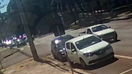 Vídeo mostra caminhonete trocando de faixa durante colisão com Parati