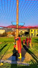 Begini ternyata Panjat pinang di luar negeri