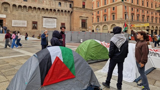 Bologna, in piazza Nettuno arrivano le tende per Gaza: «In presidio permanente per la Palestina»