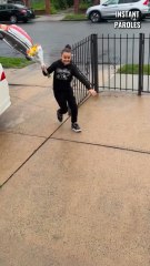 Cette petite fille offre un bouquet de fleurs à son père