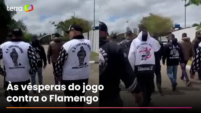 Torcidas organizadas do Corinthians se reúnem com elenco no CT Joaquim Grava, em São Paulo