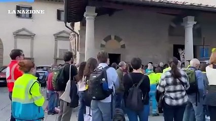 Sesto Fiorentino, ai funerali della volontaria suonano le sirene delle ambulanze