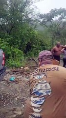 Trasladan a embarazada en labor de parto en medio de la crecida del río en Ocoa