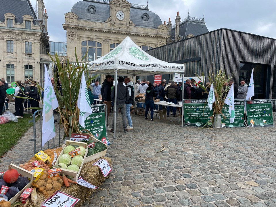 Les agriculteurs du Pas-de-Calais distribuent des produits locaux pour dénoncer le Mercosur.
