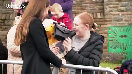 فيديو طفل يخطف حقيبة الأميرة كيت مديلتون ويرفض إعطائها لها