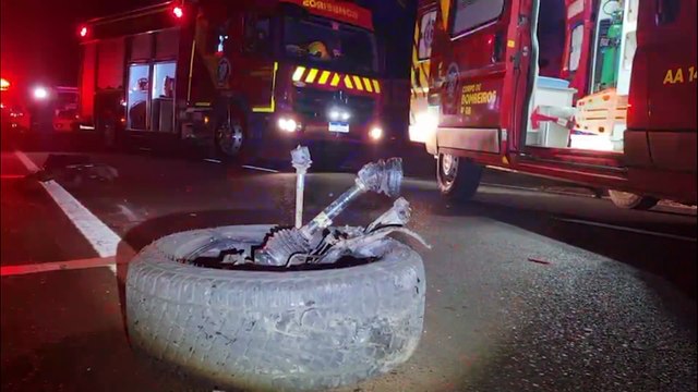 Mulher fica ferida após SW4 colidir em poste e capotar em frente à rodoviária