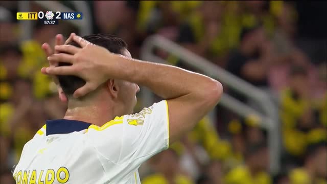 Ronaldo blazes over an open goal for Al Nassr