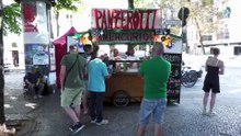 italiano cuoce i Panzerotti sul rimorchio della bicicletta | Cibo di strada Berlino Germania