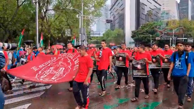 Marcha Ayotzinapa: avanza contingente a 11 años de la desaparición de los 43 estudiantes normalistas
