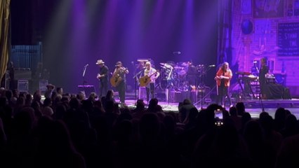 Jennifer Nettles jumps in for a chorus