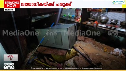 കൊല്ലം കുണ്ടറയിൽ വീടിന് മുകളിലേക്ക് ഭിത്തി ഇടിഞ്ഞു വീണു; വയോധികയ്ക്ക് പരുക്ക്