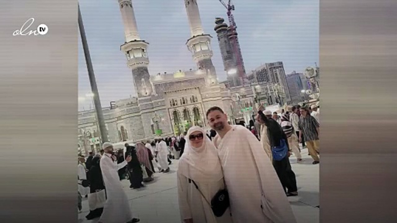 إلهام شاهين أمام الكعبة برفقة شقيقها تؤدي مناسك العمرة
