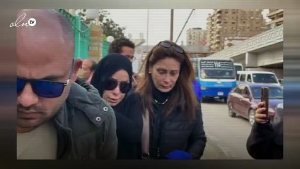 انهيار ريم البارودي في جنازة والدها وزينة ترتدي الحجاب