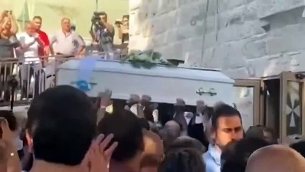 نادين الراسي تستقبل نجوى كرم بعزاء جورج الراسي: جاية على العرس سامحيني ما فكرت بوجعك